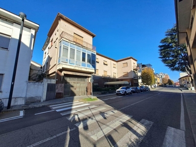 Palazzo in Via grandi, Cabiate, 20 locali, 1000 m², da ristrutturare