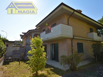 Villa singola ad Appignano del Tronto, 7 locali, 3 bagni, con box