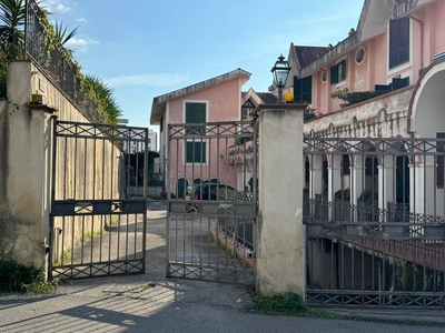 Bilocale in Via Gandhi in zona San Leonardo , Arechi , Migliaro a Salerno