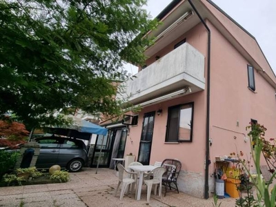 Casa Bi - Trifamiliare in Vendita a Cona