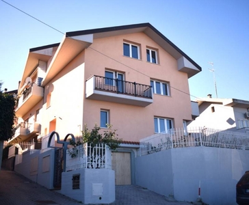 Casa Bi - Trifamiliare in Vendita a Pescara Zona Colli