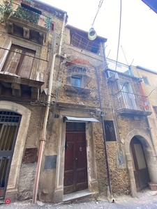 Casa Bi/Trifamiliare in Vendita in Via Favitta 7 a Caltagirone
