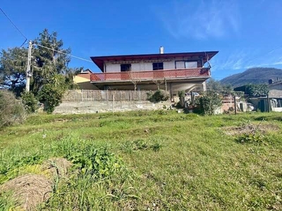 Casa indipendente con giardino, Ortonovo casano