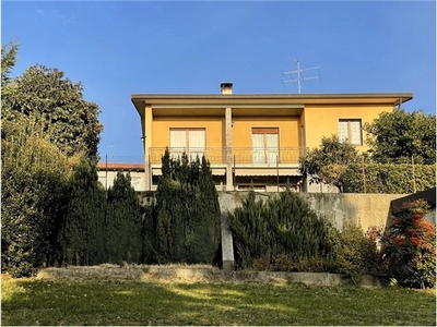 Casa Indipendente in Via Trento , 14, Besozzo (VA)