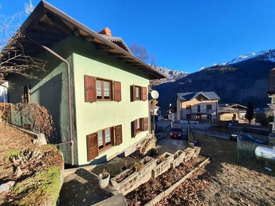 casa tricamere con giardino e rustico