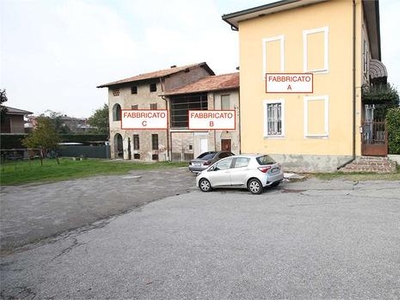 Fara D'Adda-STABILE CON AREA ESTERNA FRONTE IPERAL