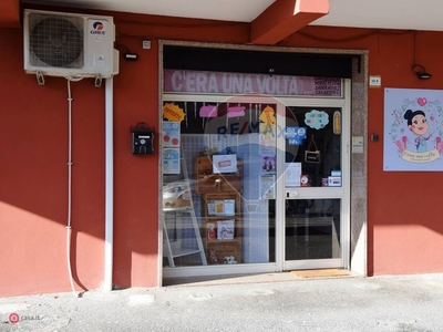 Negozio/Locale commerciale in Vendita in Viale Manzoni 12 C a Pomezia
