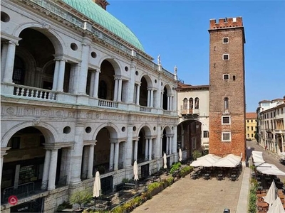 Palazzo in Vendita in Piazza delle Erbe 19 a Vicenza