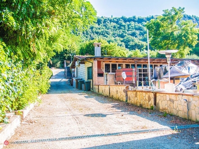 Stabile / Palazzo in Vendita in Via Spiaggia del Lago 22 a Castel Gandolfo