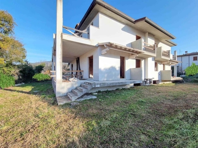 Villa a schiera in nuova costruzione in zona Capezzano Pianore a Camaiore