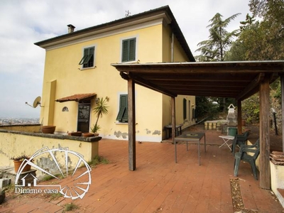 Villa in Vendita a Prato Giolica