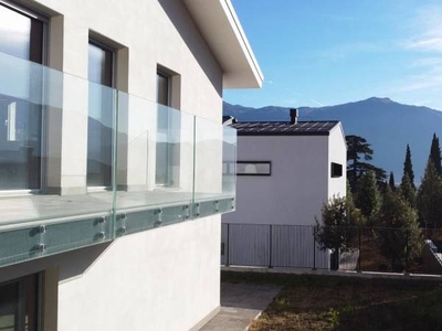 Villa in Vendita a Riva del Garda Varone