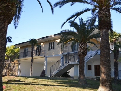 Villa in Vendita in Contrada Alberelli 32 a Fermo