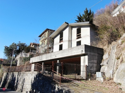 Villa in Vendita in Rienza a Como