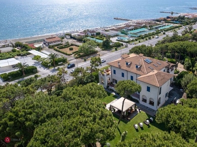 Villa in Vendita in Via G. Carducci 11 a Forte dei Marmi