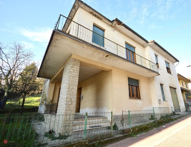 Villa in Vendita in Via Oberdan a Bucine