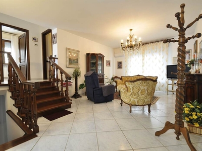 Detached House for Sale in Venturina Terme