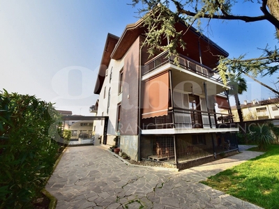 Villa bifamiliare in Via San Rocco, 66, Monza (MB)