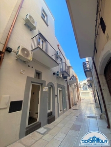 Casa indipendente di 3 vani /100 mq a Mola di Bari (zona Centrale)