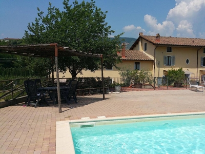 Appartamento Golf con piscina e terrazza vicino a Serravalle e al lago