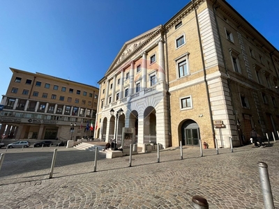 Attività commerciale in Vendita a Ancona, zona Centro storico, 80'000€, 80 m²