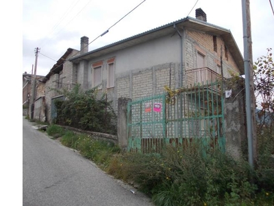 Casa indipendente in vendita a Pizzoli, Frazione Vallicella