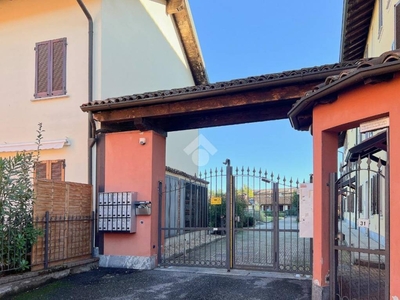 Garage in vendita a Pavia via Lardirago, 31