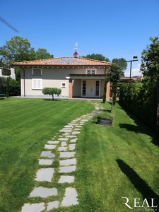 Villa arredata in affitto a Forte dei Marmi