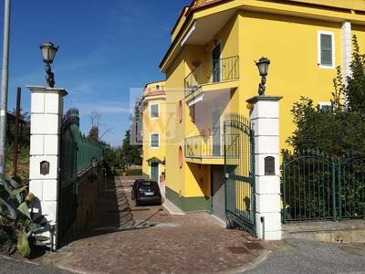 Villa con giardino in via cupa delle fescine, Pozzuoli