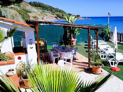 Villa sulla spiaggia con bellissima terrazza sul mare e grande giardino