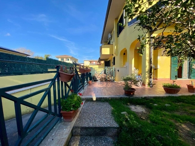 Villa trifamiliare con patio e giardino, via Arciglioni, Sabaudia