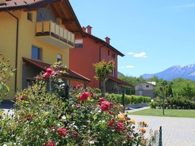 Appartamento a Colico Piano con barbecue, giardino e piscina