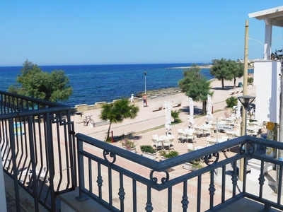 Appartamento sul Mar Ionio, in posizione centrale, con balcone, vista mare e aria condizionata.