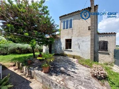 Casa indipendente con garage e ampio scoperto di c