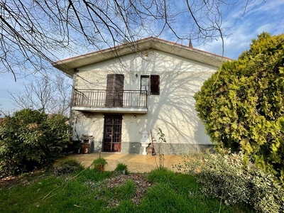 Casa Indipendente in Vendita a Alessandria, zona Lobbi, 120'000€, 130 m²