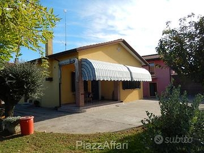 Casa singola con annesso rustico e cubatura per am