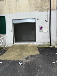 Garage / Posto auto in Via Francesco la Francesca in zona Carmine a Salerno