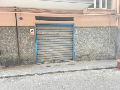 Garage / Posto auto in Via Paolo de Granita in zona Carmine a Salerno