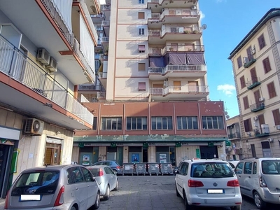 Negozio in Affitto a Napoli, 1'600€, 120 m²