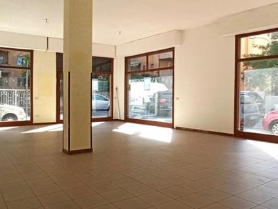 Negozio in Vendita a Oristano, 110'000€, 102 m²