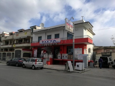 Palazzina commerciale in affitto a Caivano