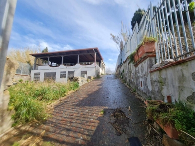 Palazzina commerciale in vendita a Bacoli