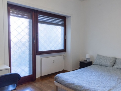 Stanza in affitto in appartamento con 4 camere da letto a Roma, Roma