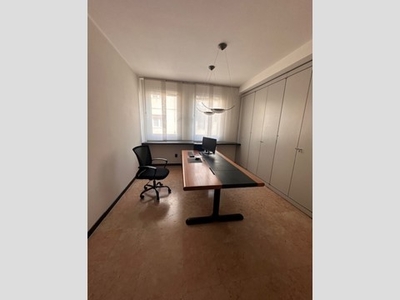 Ufficio in Affitto a Rovigo, 2'500€, 220 m²