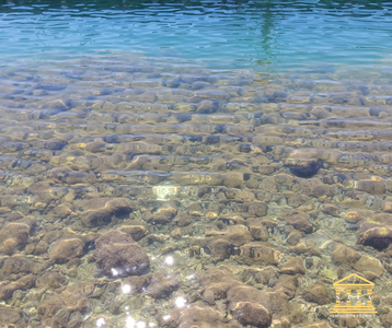 Un piede dentro l'acqua dell'incantevole mare che circonda l'isola di Ortigia - Siracusa- Sicilia