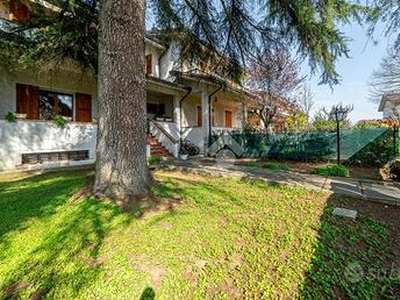 VILLA A SCHIERA A ALBINEA