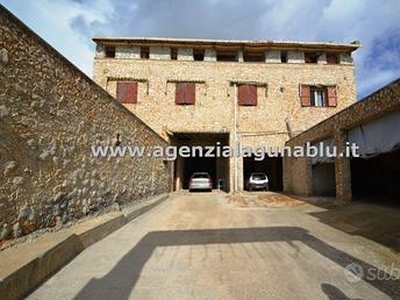 Villa con quattro appartamenti