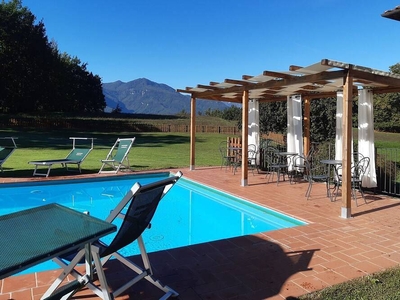 Villa immersa nel verde in posizione panoramica isolata con piscina privata