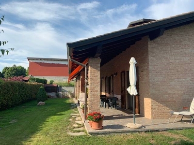 Villa in Vendita a Alessandria, zona Valle San Bartolomeo, 500'000€, 600 m²