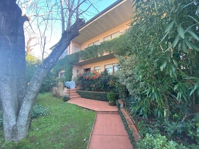 Villa in Vendita a Lucca, zona Arancio, 670'000€, 300 m²